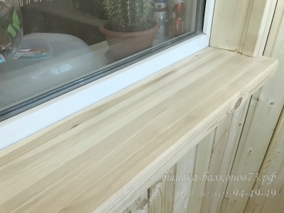 Установка деревянных подоконников при обшивке балкона